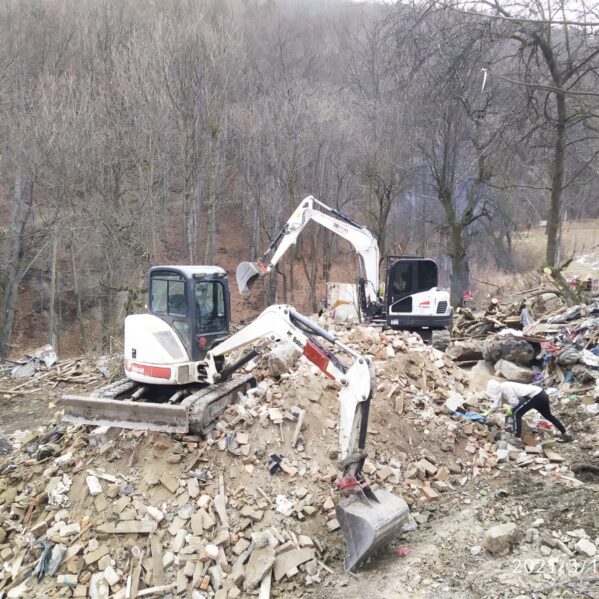 Demolice domu likvidace odpadu